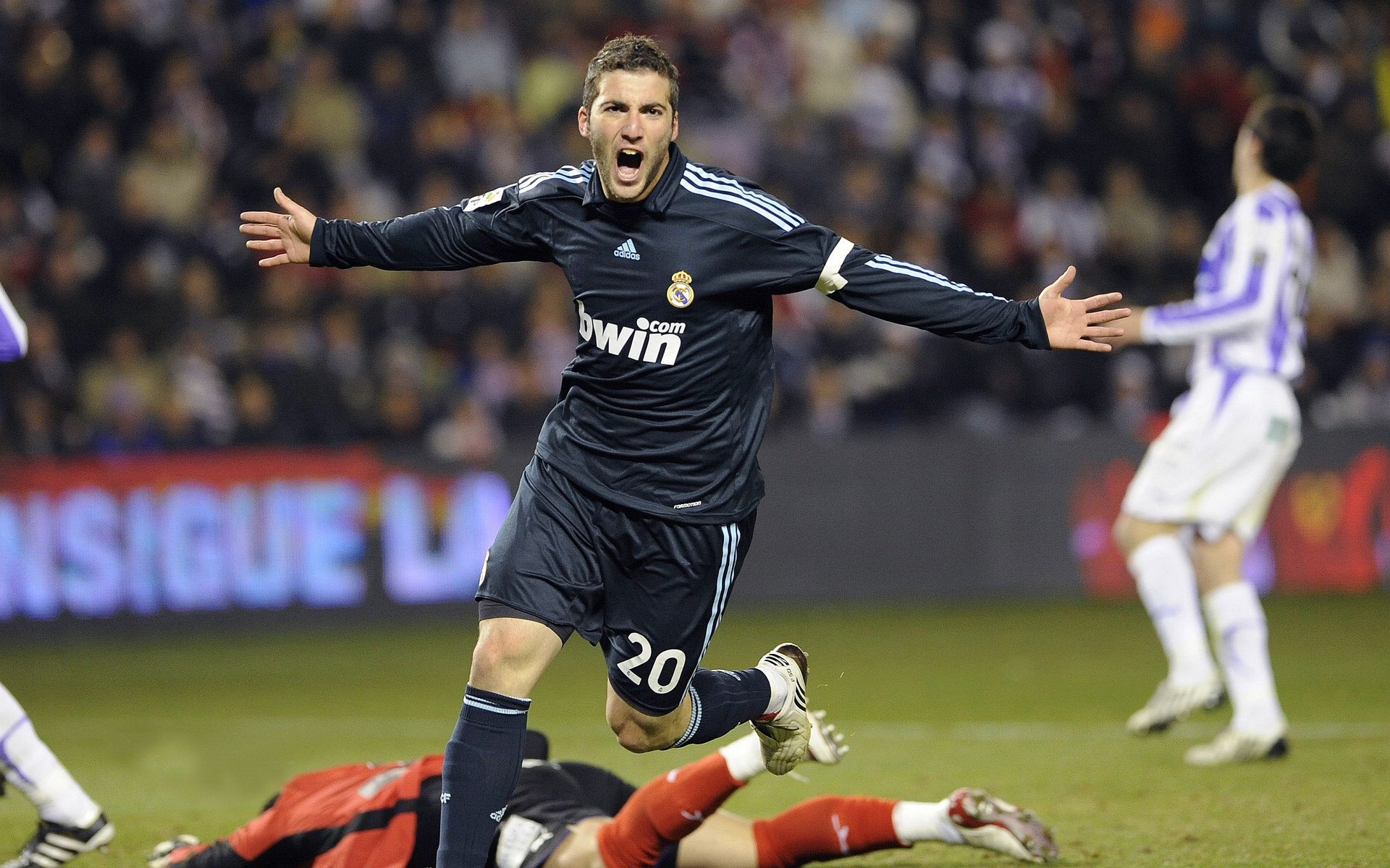 开云体育入口-跨越时空的竞技诗篇，从马刺巅峰对决到浓眉的世界杯接管